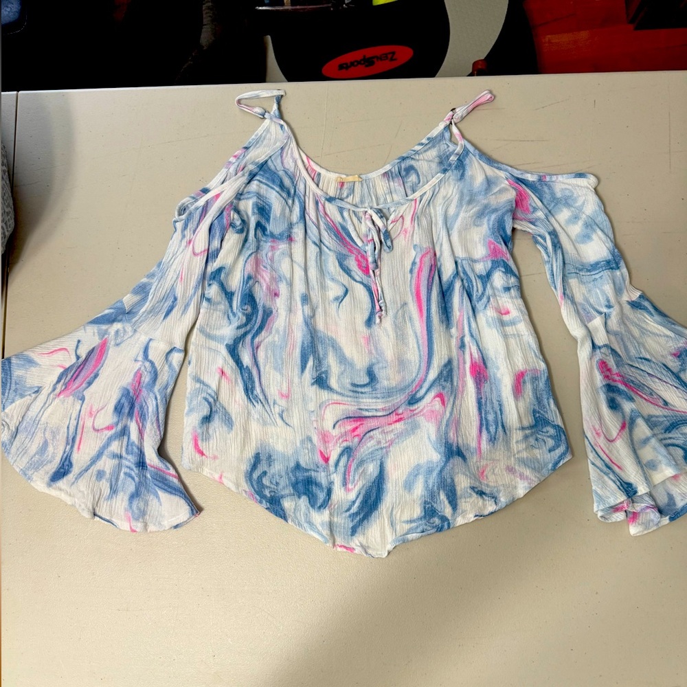 Hollister Top Off the Shoulder Top w/bell sleeves-Size Medium EUC
100% Viscose